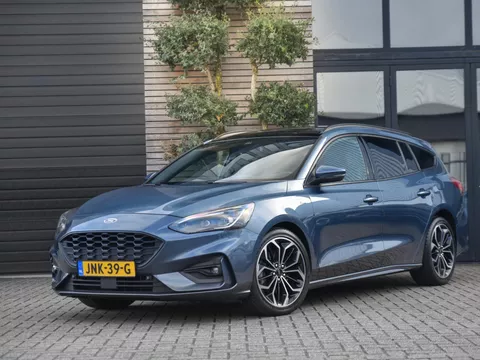 Ford Focus Wagon 1.5 EcoBoost ST Line X Business Feestdagen geopend bel voor een afspraak. Panoramadak, adaptieve cruise control, Navi, Camara