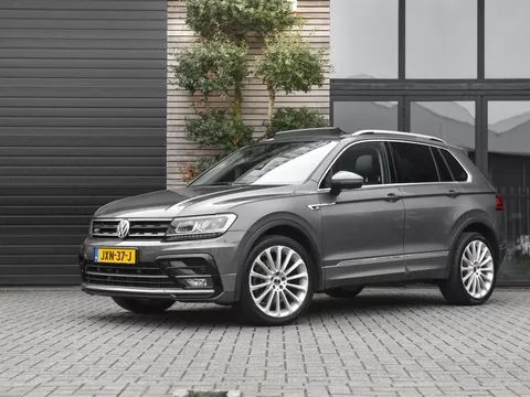 Volkswagen Tiguan 2.0 TSI 4Motion Highline R-Line 220 PK Trekhaak Panoramadak Camera 20 inch velgen